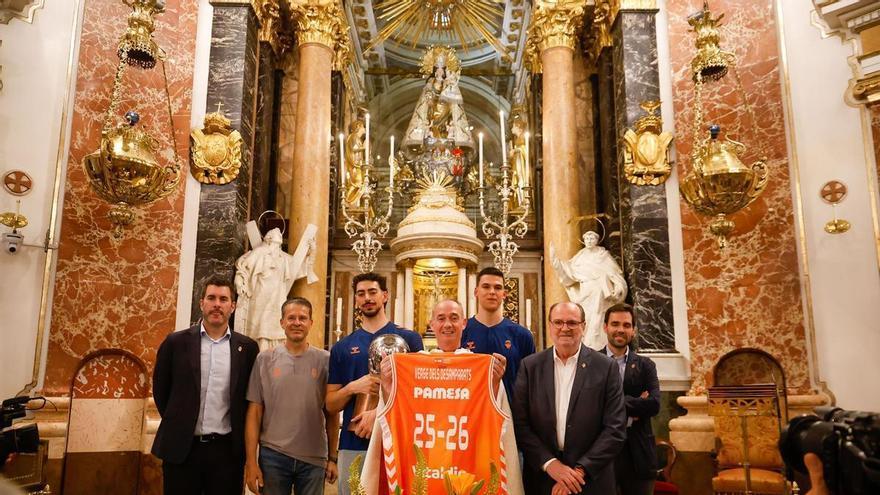 Así ha sido la celebración del título del Valencia Basket en la basílica de la Virgen de los Desamparados