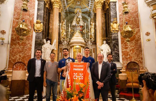 Así ha sido la celebración del título del Valencia Basket en la basílica de la Virgen de los Desamparados