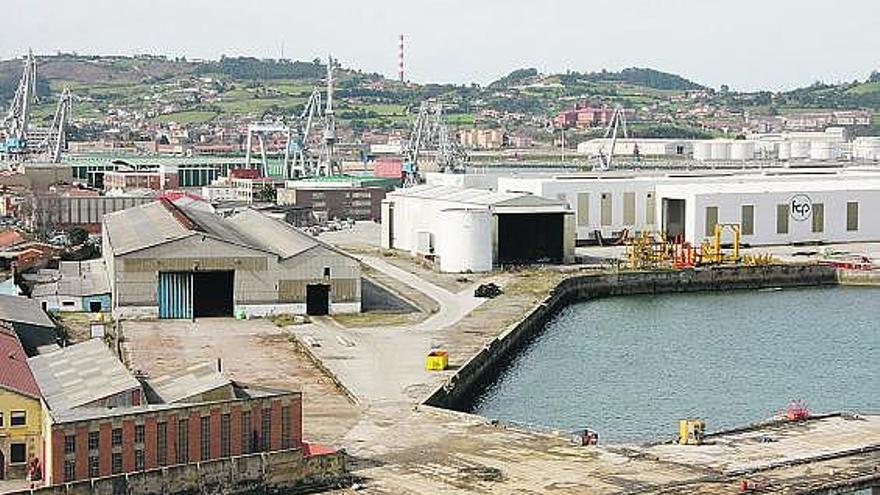 Una vista de los terrenos de Naval Gijón en el área costera de Poniente.