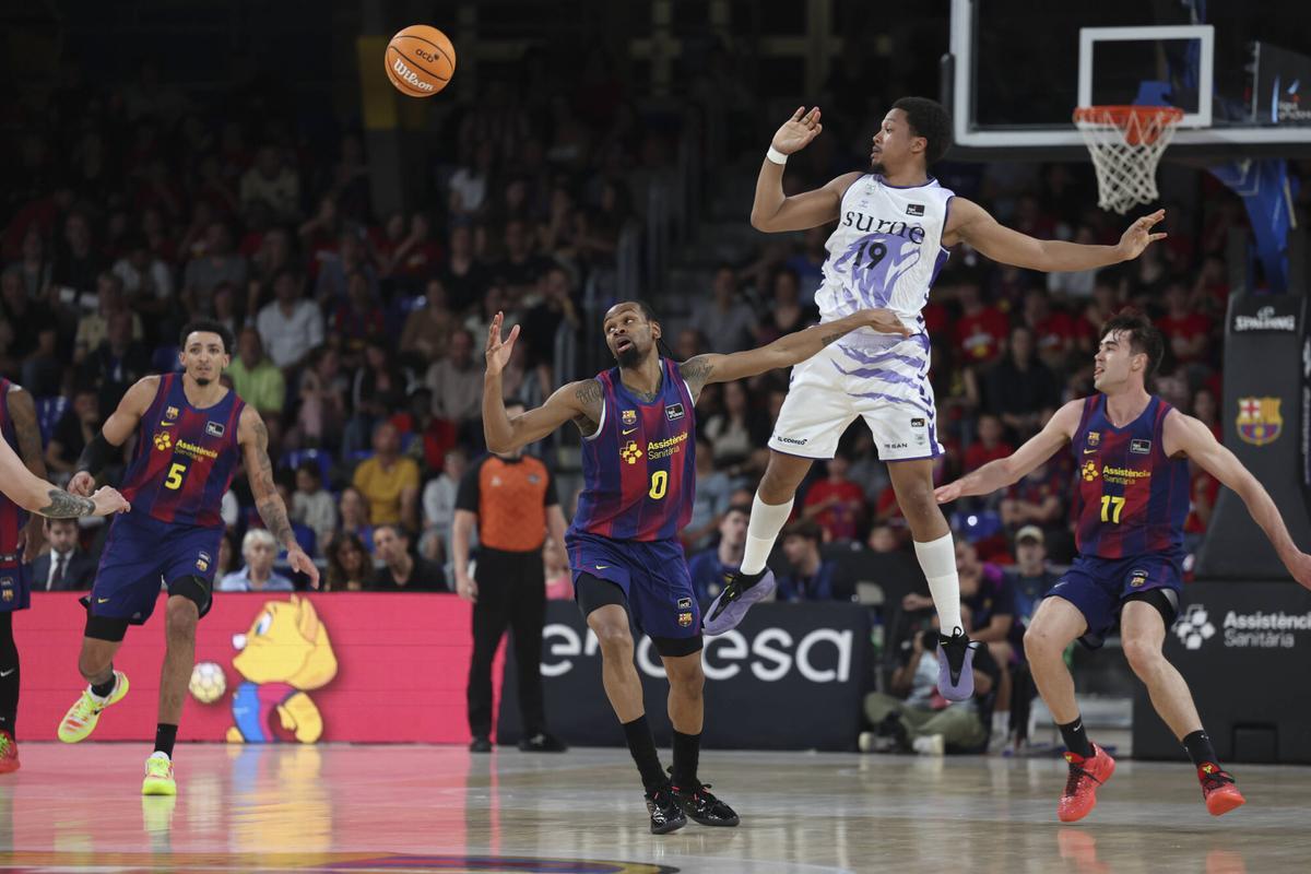 Norris, Punter y Núñez miran un balón sin duelo en el último partido en el Palau.