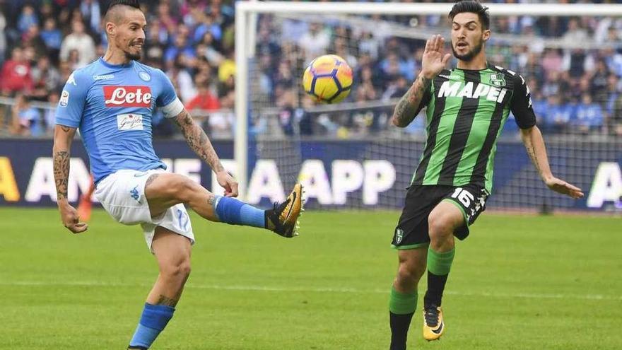 Marek Hamsik, del Nápoles, intenta superar a un jugador del Sassuolo. // Ciro Fusco