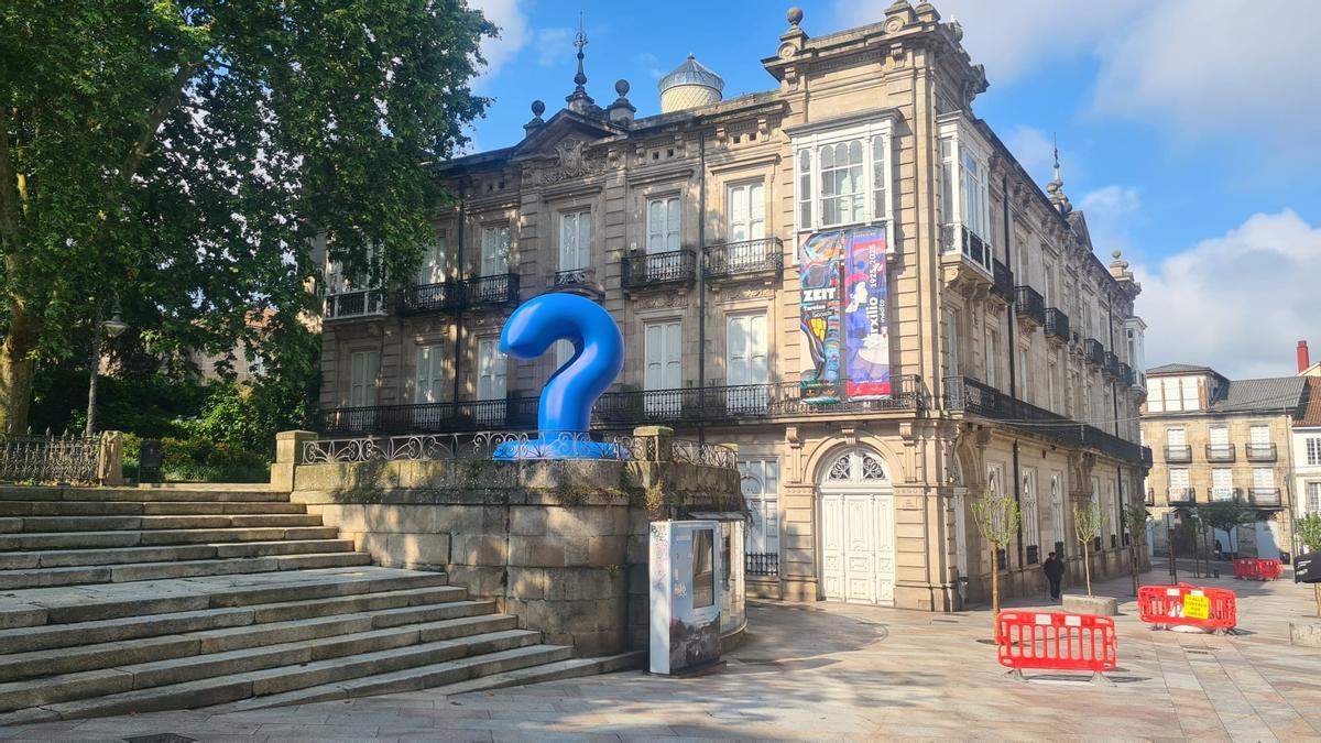 Interrogante gigante en los jardinillos de Padre Feijóo