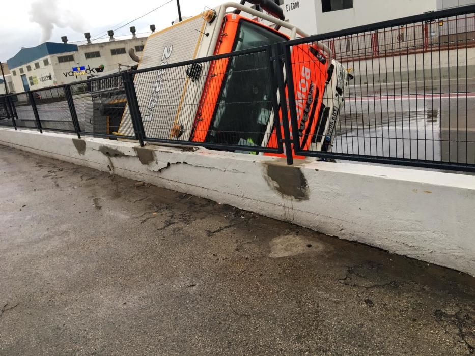 Consecuencias de la tromba de agua caída en Alzira esta pasada madrugada y esta mañana.