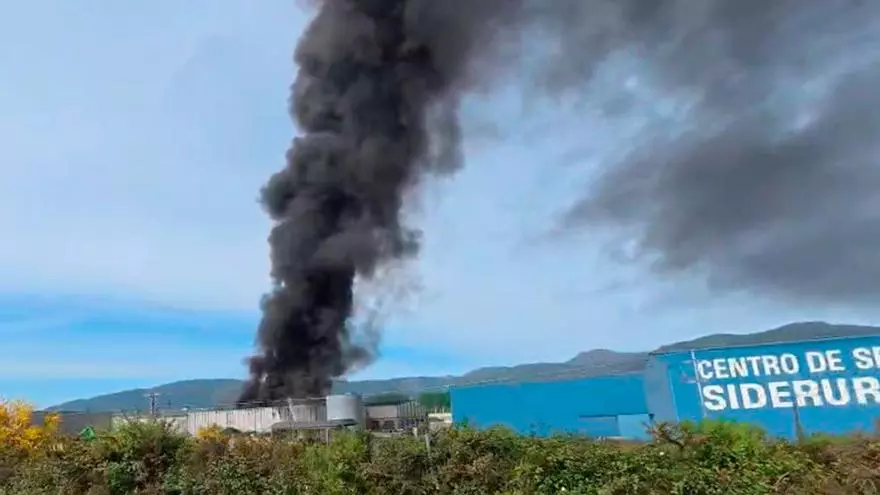 Impresionante incendio en una nave de gestión de residuos en Porriño