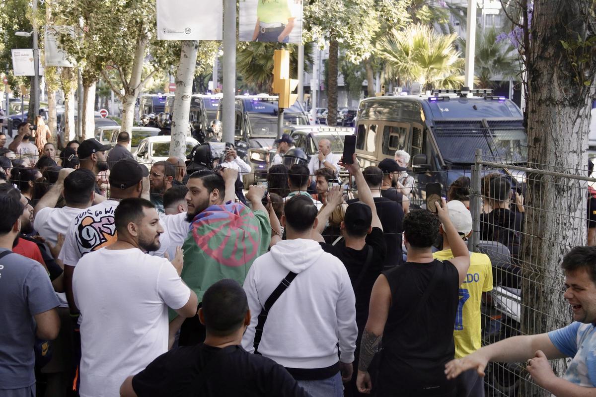 Protesta en La Mina contra el desahucio de tres familias