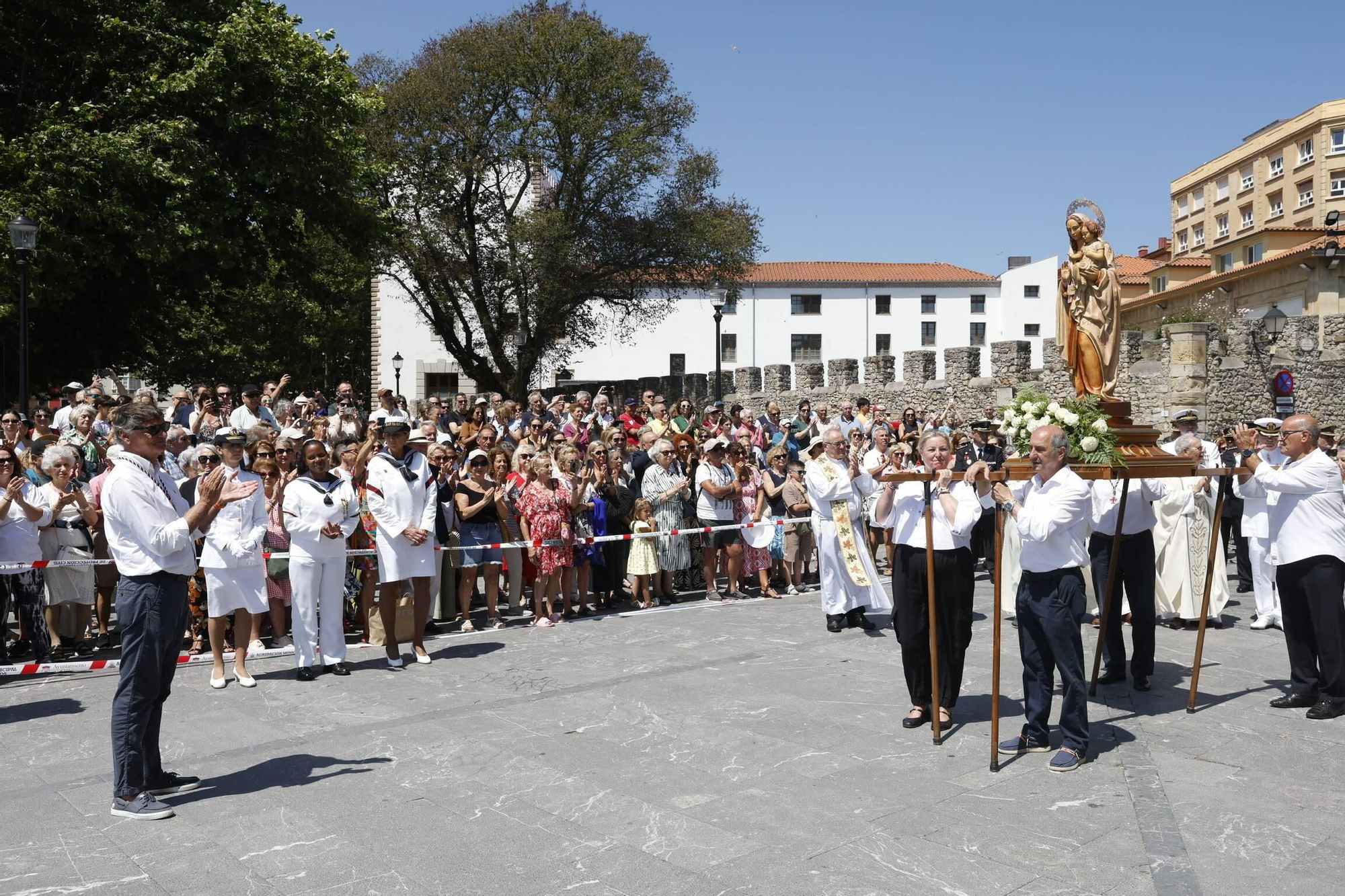 La misa con la Armada y la ofrenda floral del Carmen en Gijón, en imágenes