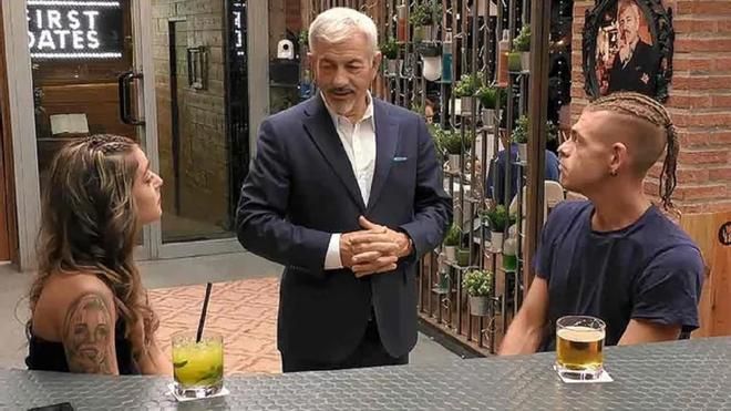 Una soltera de First Dates confunde a Carlos Sobera: “¿Eres Karlos Arguiñano?”