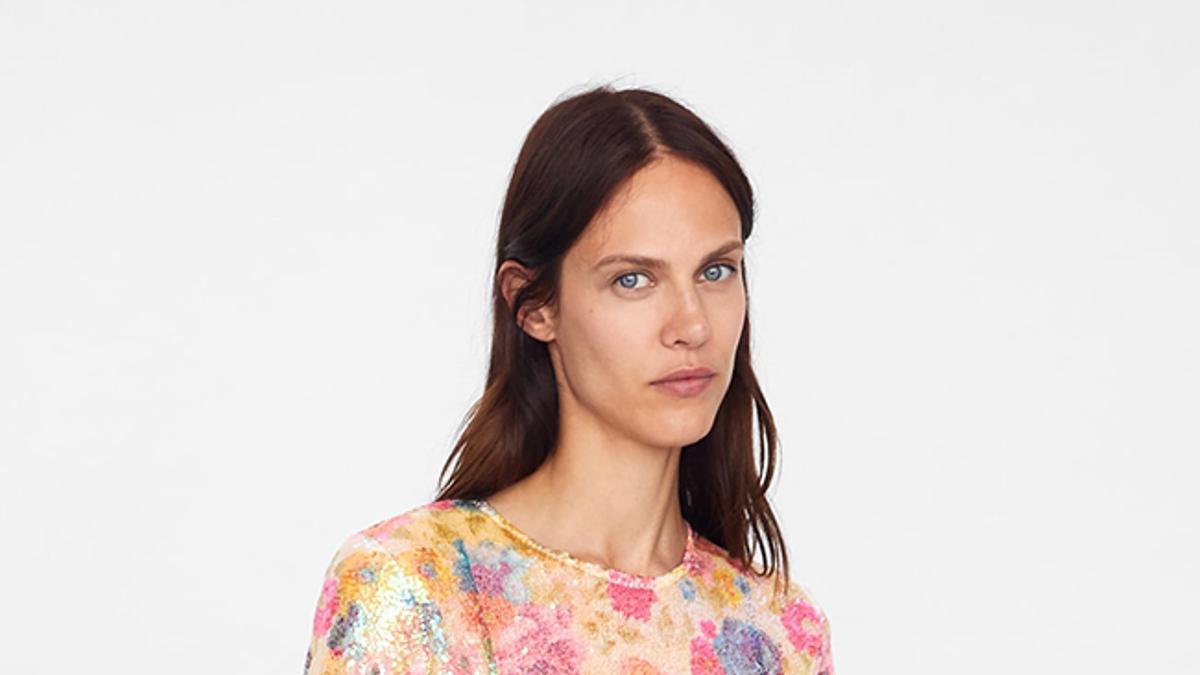 Vestido de lentejuelas multicolor de Zara