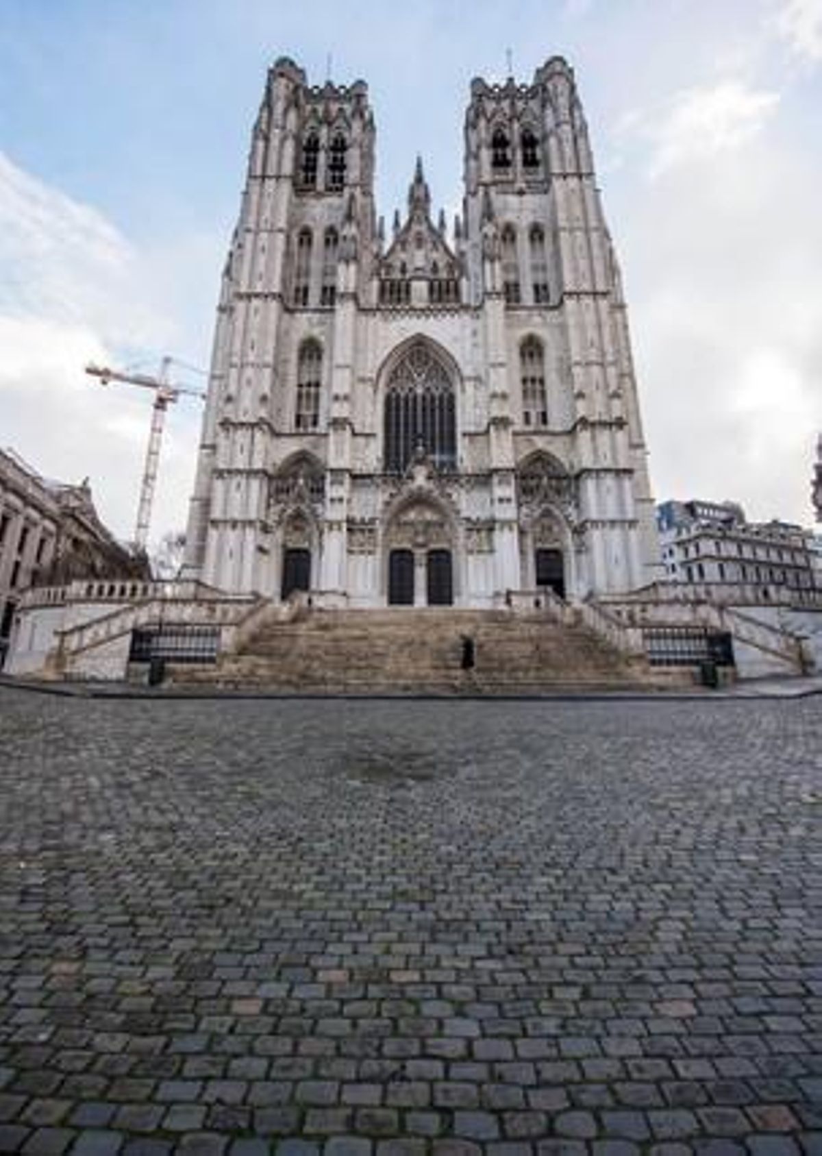 Els voltants de la catedral de Brussel·les, sense ningú.