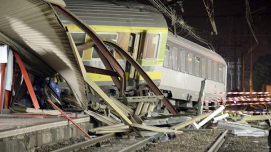 Fallecen seis personas tras descarrilar un tren en París
