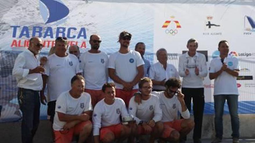 Un momento de la entrega de trofeos a los ganadores con la que se cerró la regata Tabarca Vela.