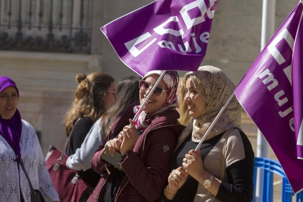 Concentración y lectura de manifiesto por el Día de la Mujer en Cartagena