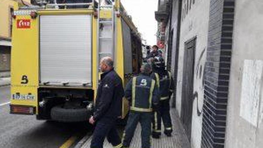 Los bomberos en el lugar de los hechos.