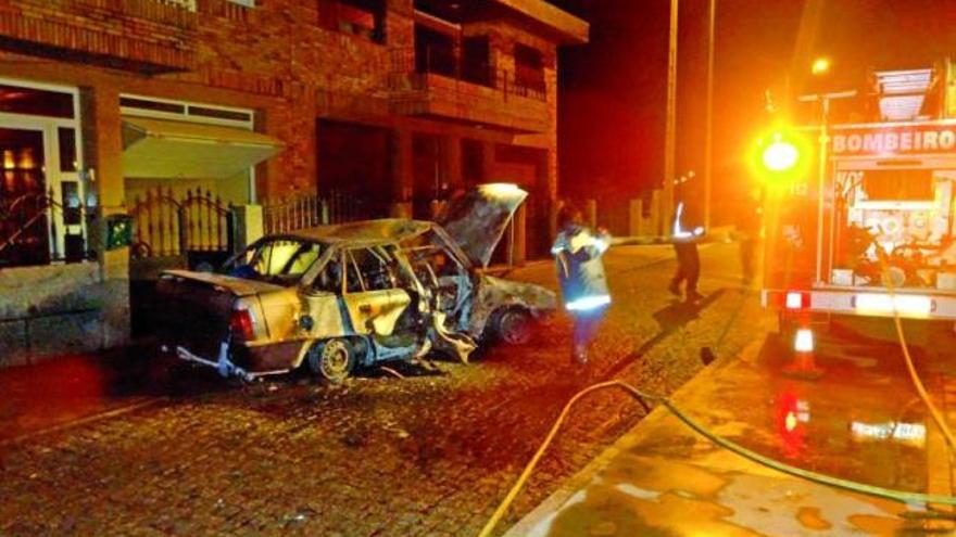 Los bomberos se encargaron de apagar el fuego del vehículo incendiado.