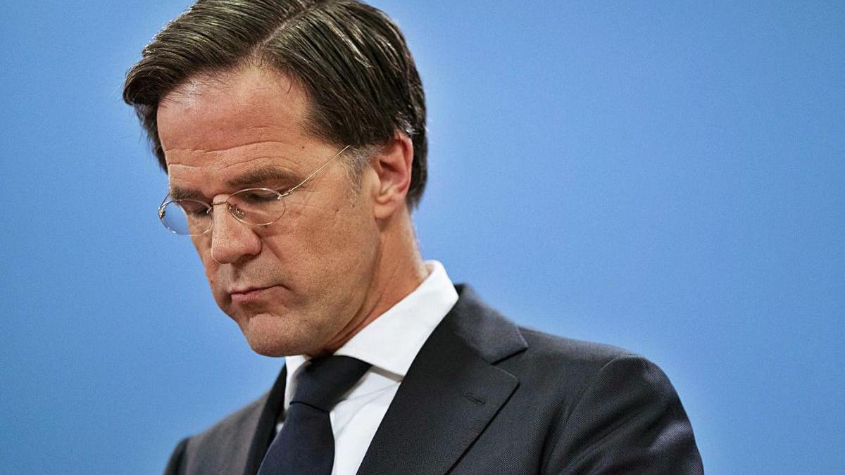 El primer ministre holandès anunciant en roda de premsa la dimissió del Govern.