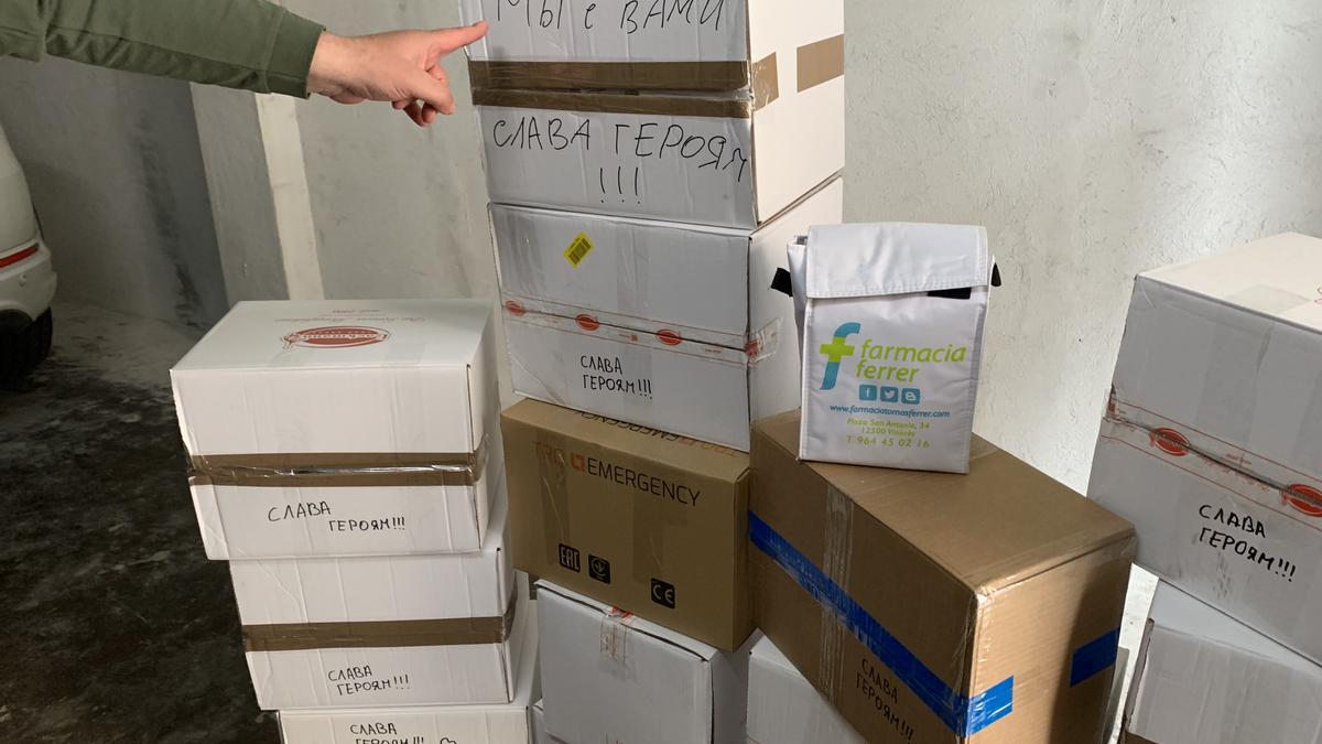 Las cajas con material sanitario llevan mensajes de apoyo escritos en Castellón para los ucranianos.