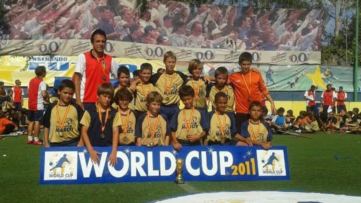 Sobre estas líneas, en la fila de abajo, segundo por la derecha, Konrad de la Fuente. En la fila de arriba, por la izquierda, Javier Cano, entrenador del equipo, en el torneo «Academies World Cup» celebrado en verano del 2011.