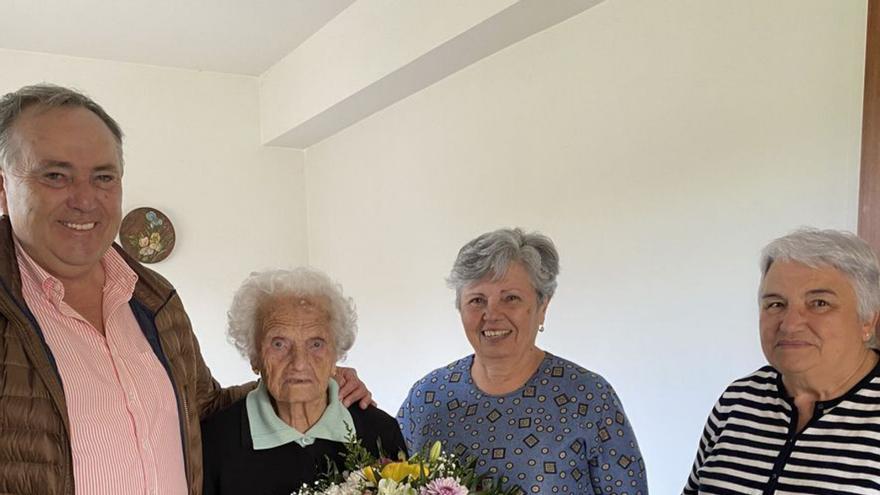 A Laracha felicita el cumpleaños a una vecina de 101 años