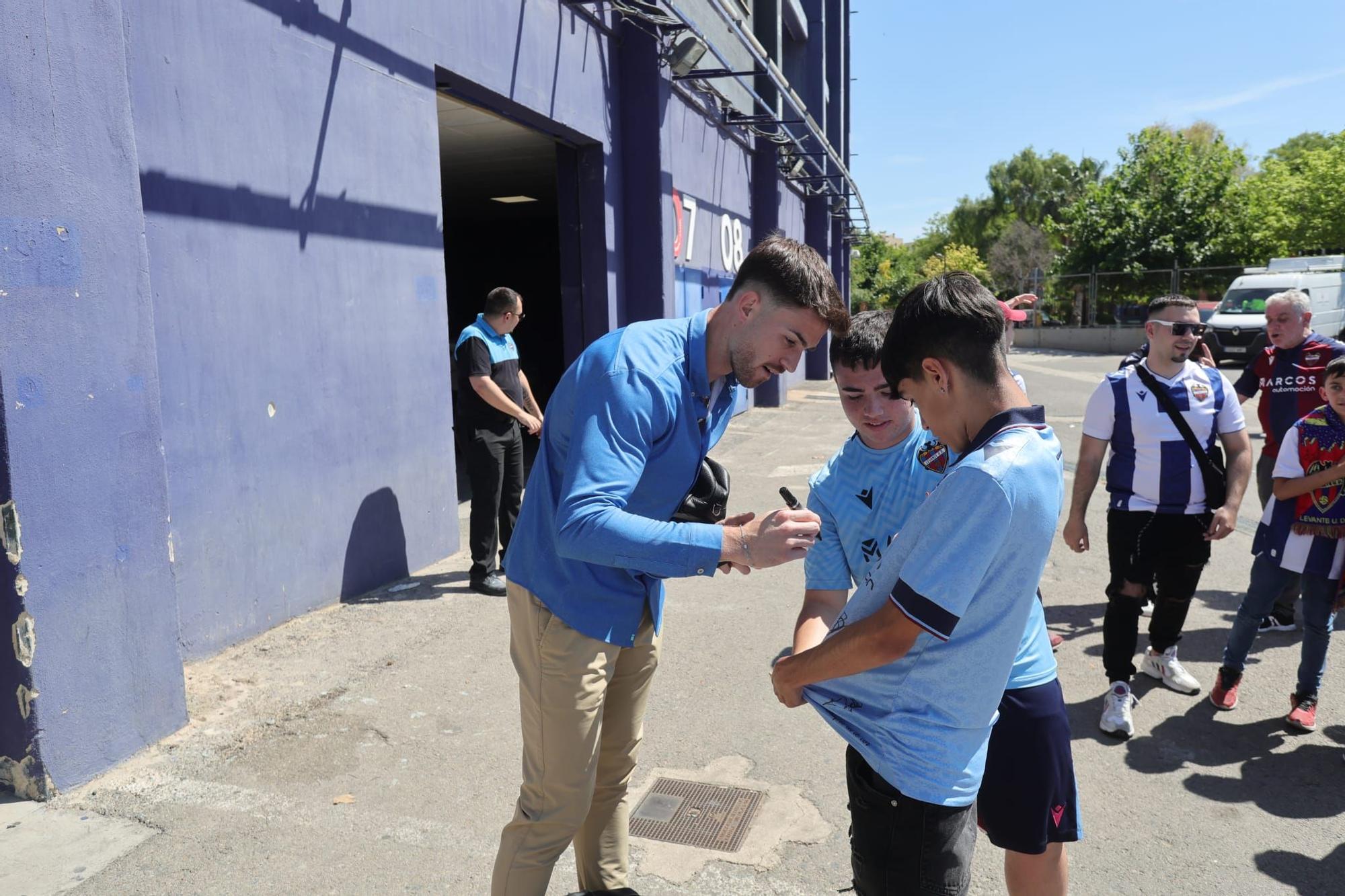Algunos aficionados desean suerte al Levante UD antes de viajar a Buegos