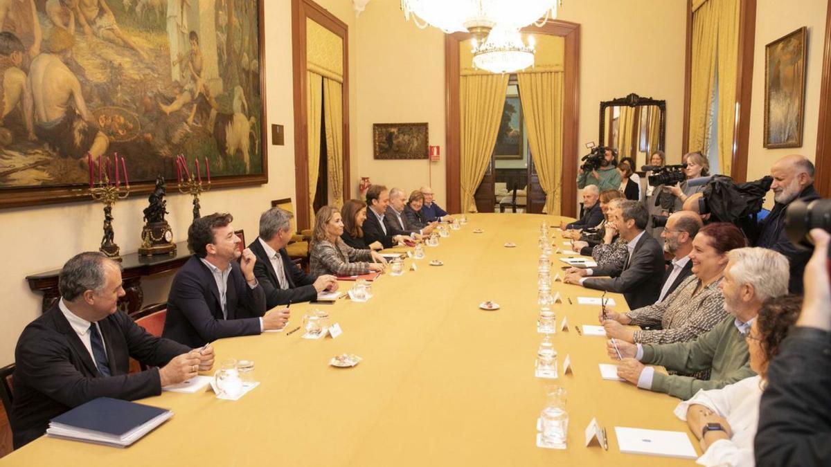 Reunión de la ministra y el Gobierno local con representantes vecinales y empresariales.  | // L.O.