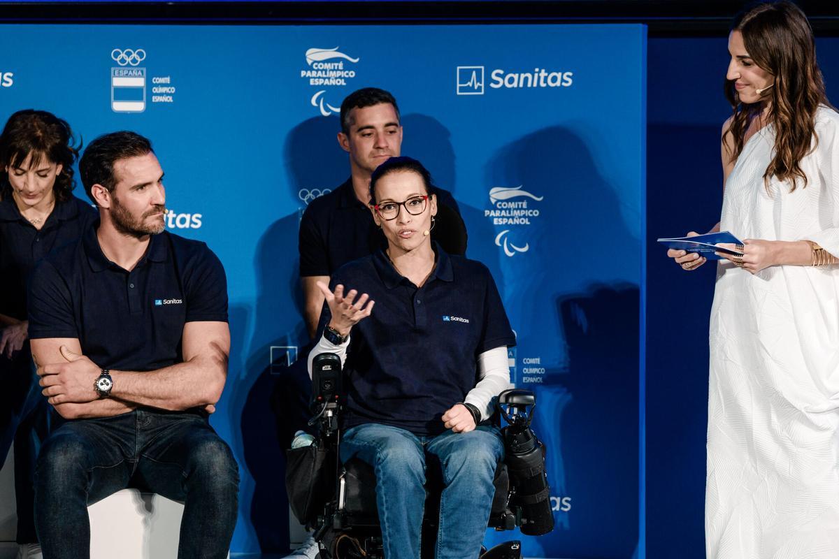 El piragüista Saúl Craviotto (i) y la nadadora paralímpica Teresa Perales (d) y la exjugadora de balonmano Eli Pinedo (d) durante la celebración del evento 'Juntos haciendo historia' donde se conmemoran los 20 años de Sanitas acompañando a los deportistas olímpicos y paralímpicos, a 25 de marzo de 2026, en Madrid.