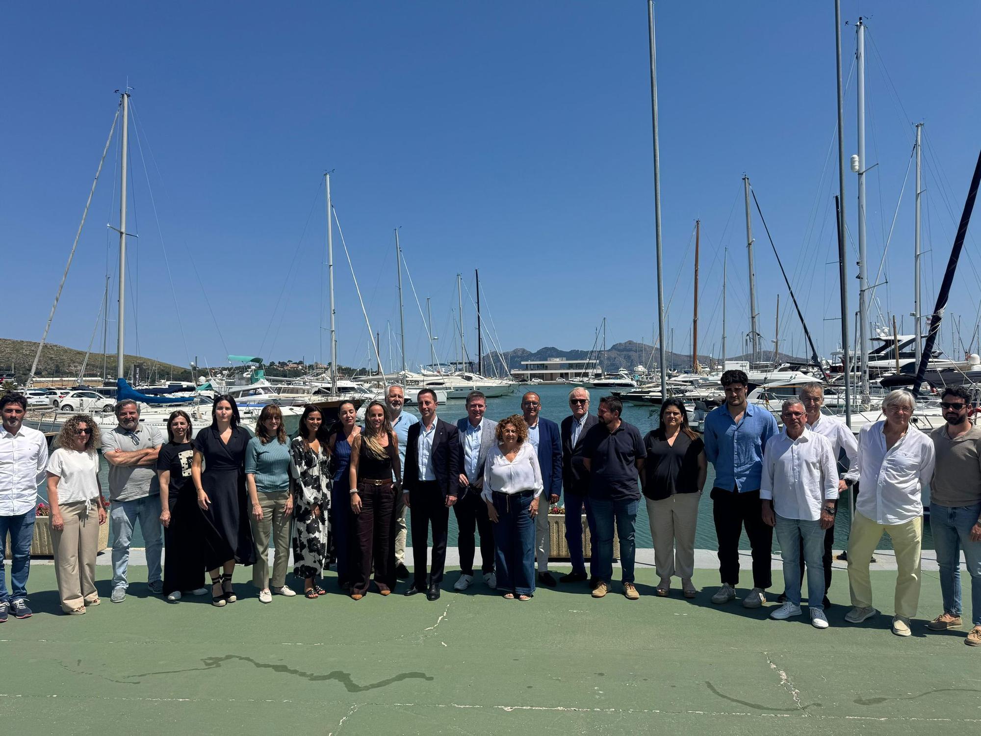 Foto de familia de los participantes en el acto celebrado el jueves en el Club Nàutic del Moll de Pollença.