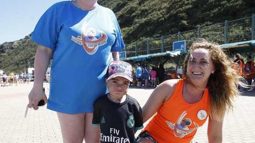 Jessica González, el pequeño Manu Barrera y Rosa Isabel González, durante una actividad de &quot;Deporte vs cáncer infantil&quot; en 2017.