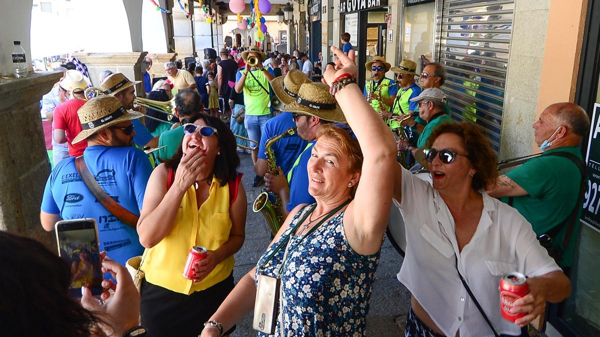 Diversión con la charanga, en las cañas de la feria de Plasencia.