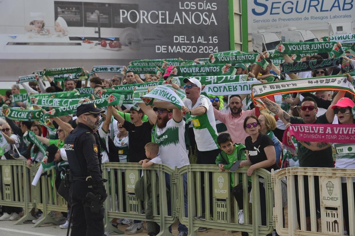 Aficionados del Elche, recibiendo al equipo, en el último partido como local, ante el Albacete