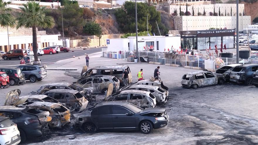 Los estragos de un incendio de traca: Imágenes de los coches destruidos en Xàbia
