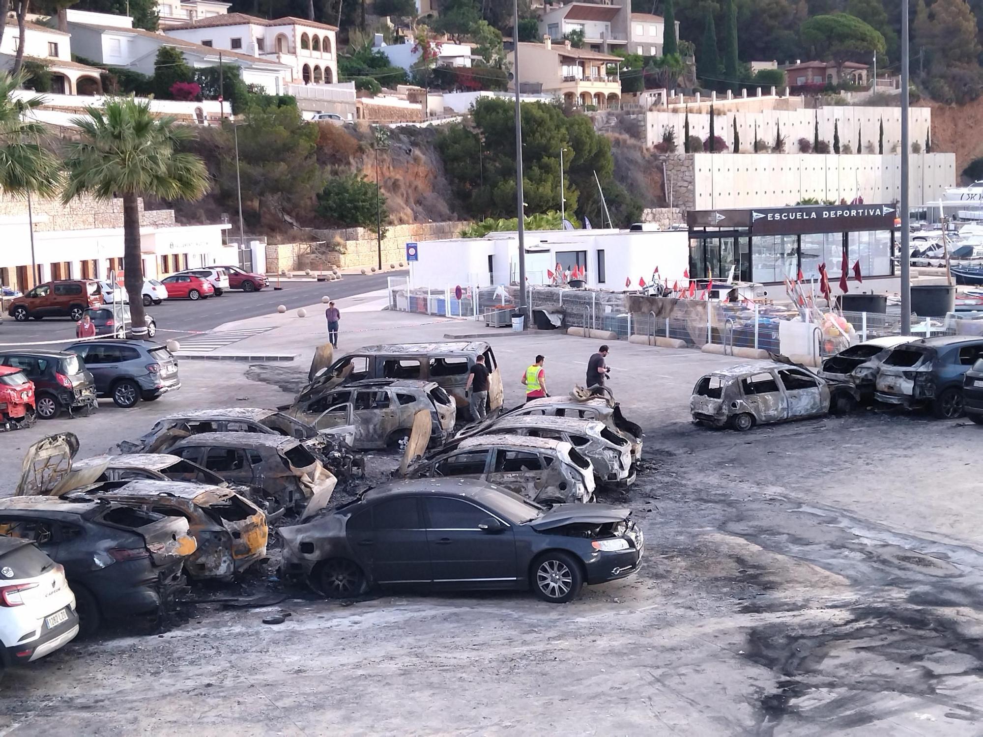 Los estragos de un incendio de traca: Imágenes de los coches destruidos en Xàbia