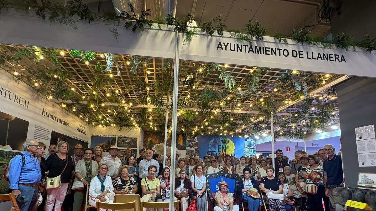 La alcaldesa y concejales del equipo de gobierno junto a los jubilados y pensionistas de Llanera durante su visita en el Día de LLanera en la FIDMA