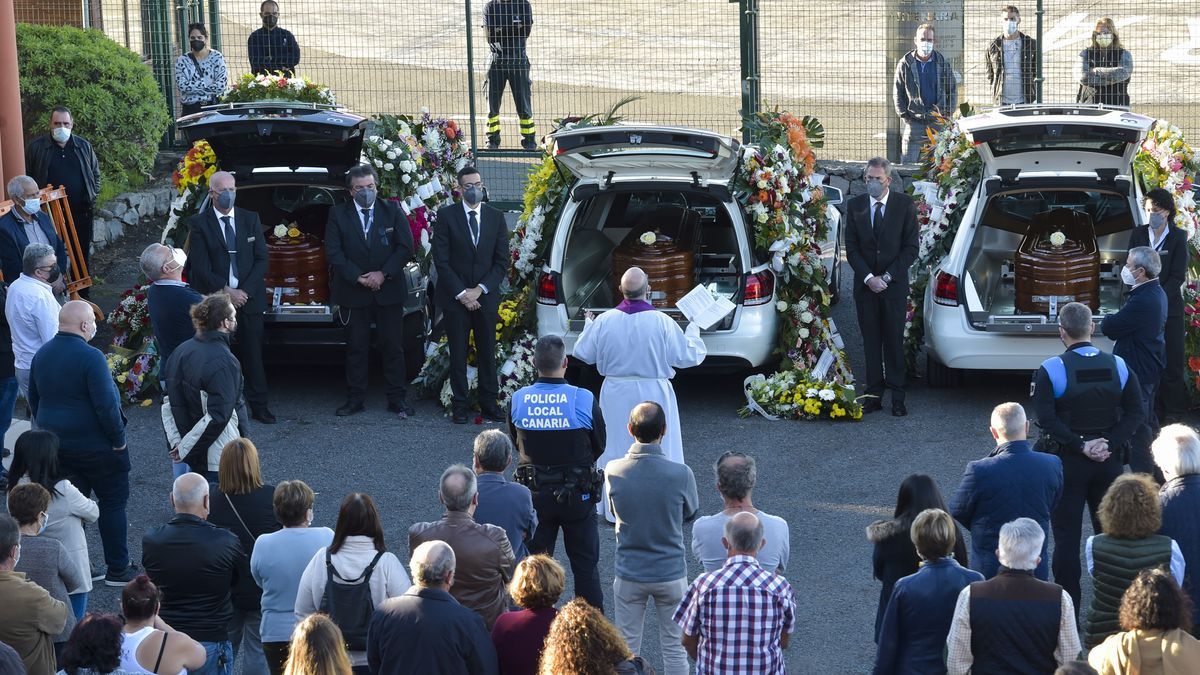 Multitudinaria despedida en Gran Canaria a la familia asturiana muerta en un barranco