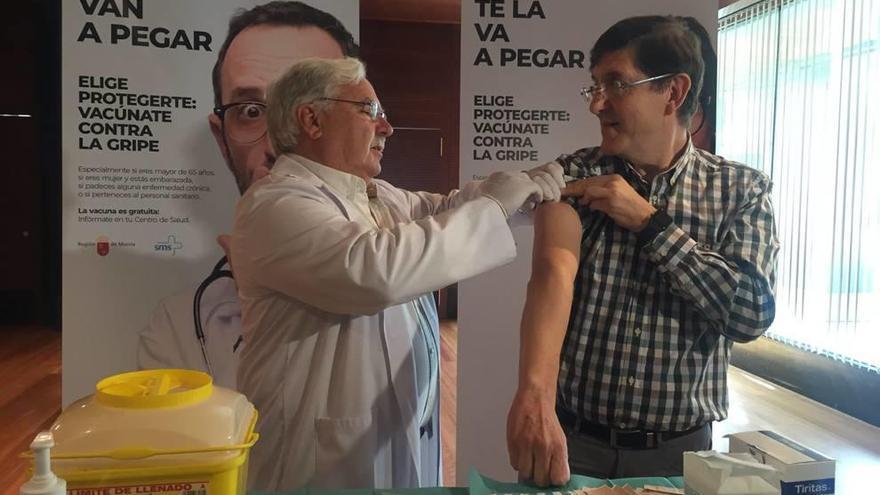 El consejero de Salud, Manuel Villegas, aprovechó ayer para vacunarse contra la gripe tras presentar la campaña de este año.