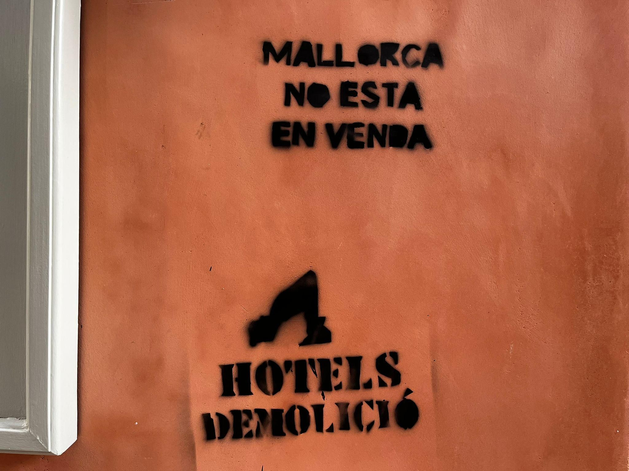 Las pancartas y las imagénes de la manifestación contra la saturación Turística