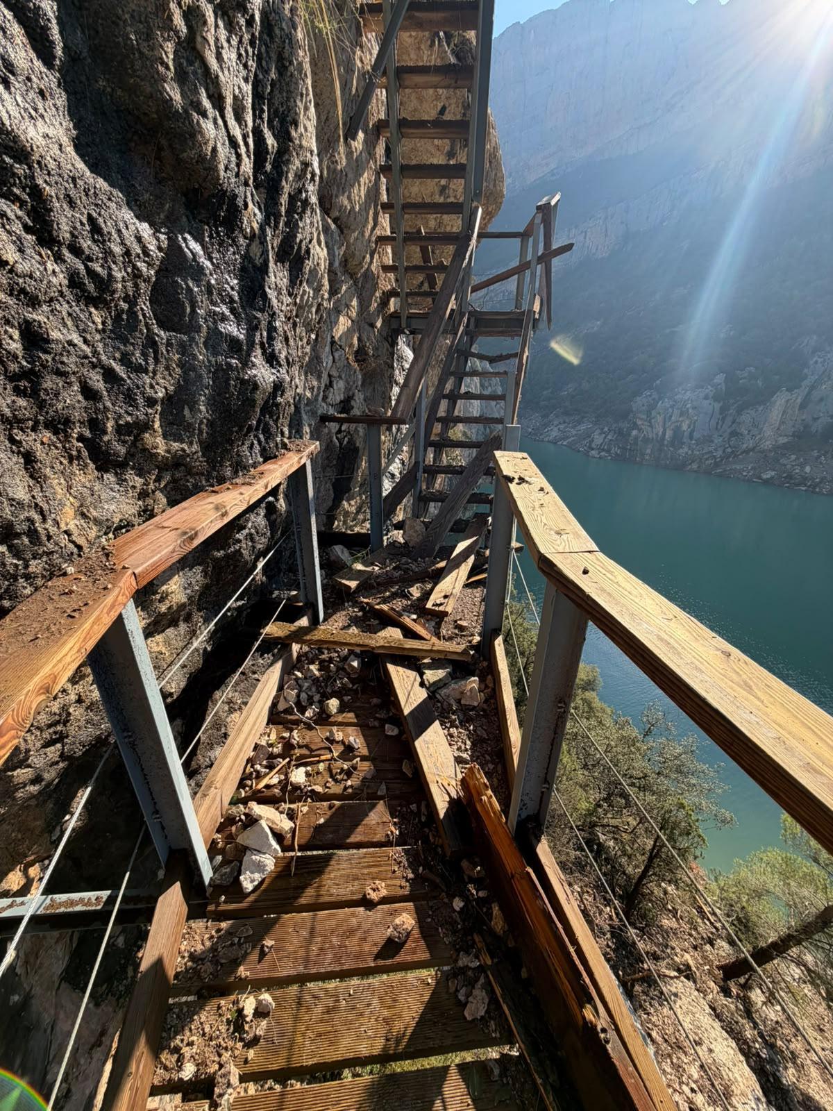Desperfectos en un tramo de las pasarelas de Montfalcó, este viernes, con el embalse abajo.
