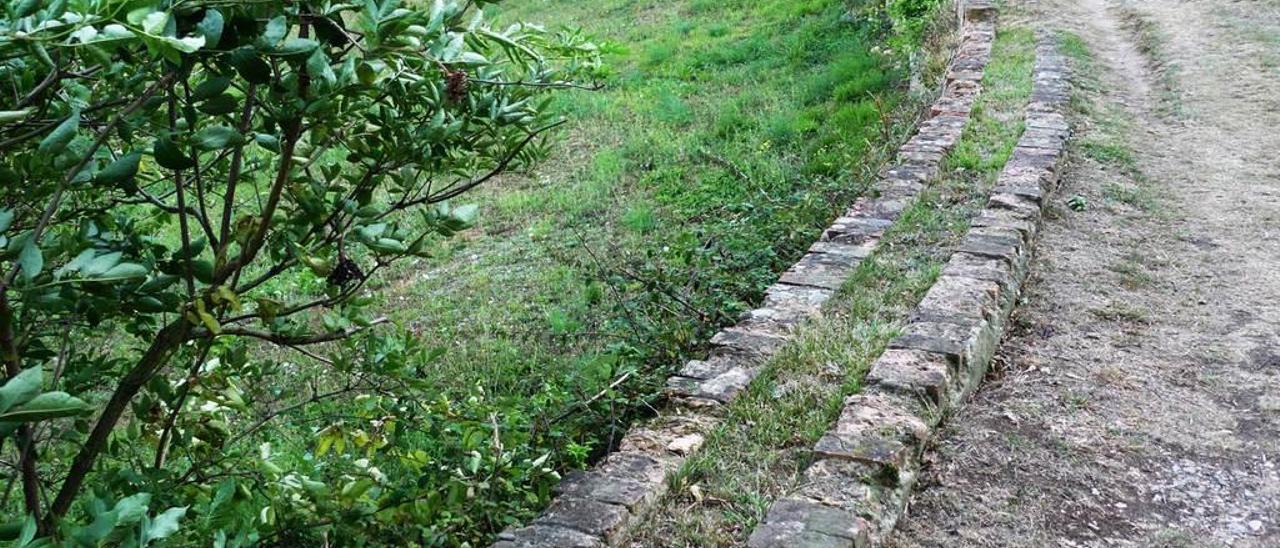 Un tramo de la Pista Finlandesa del Naranco, donde coincidían la traída de agua de Fitoria y el tren minero.