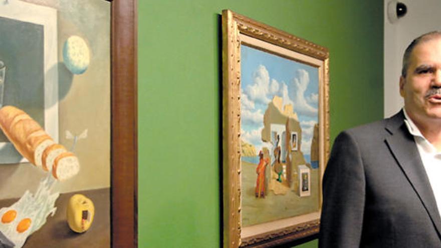 El coleccionista Rodolfo Ramírez, en la sala de arte del Cicca, ante dos obras de Ángel Planells.