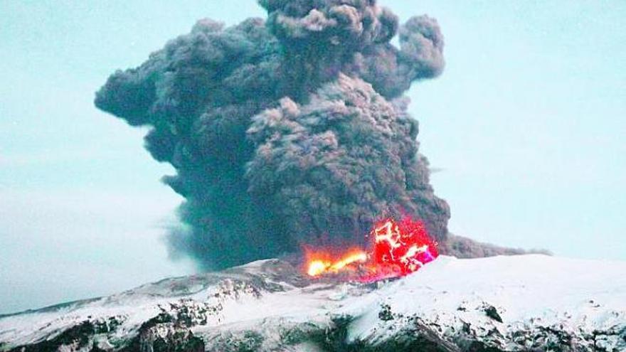 incandescente. La furia del volcán, de donde emerge una gran nube gris que obliga a los islandeses que viven cerca a blindar sus puertas y recurrir a las mascarillas.