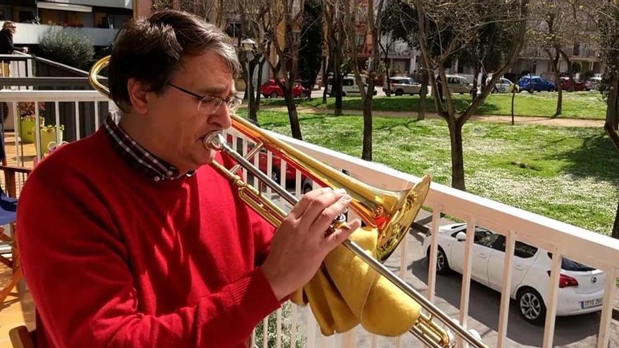 Marcel Juanchich tocant el trombó des del balcó de casa