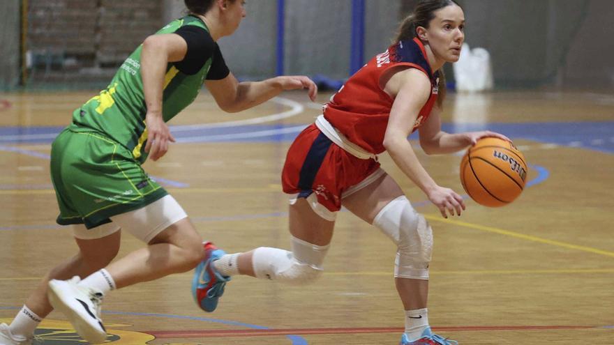 Dimitrijevic dirige un ataque de Maristas en el derbi contra el Arxil. |  Iago López