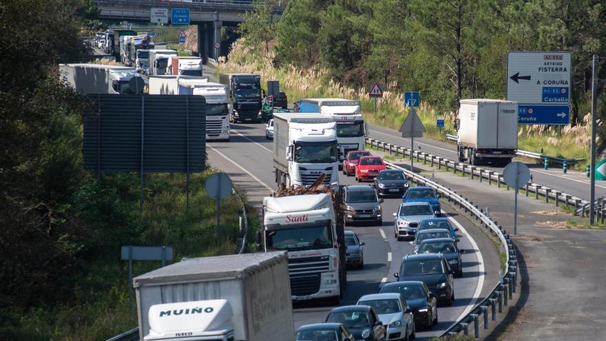 Atasco registrado tras el accidente entre un camión y un coche en la A-6 en Arteixo