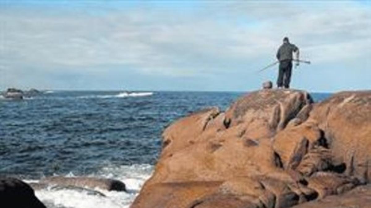 Imborrable  Restos de fuel del 'Prestige' en las rocas de Santa Mariña, ayer.