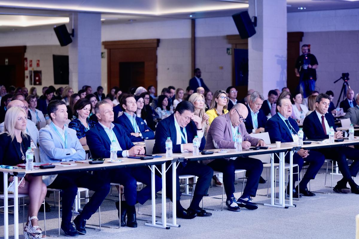 Dirigentes empresariales y turísticos asistentes a la jornada en Benidorm.