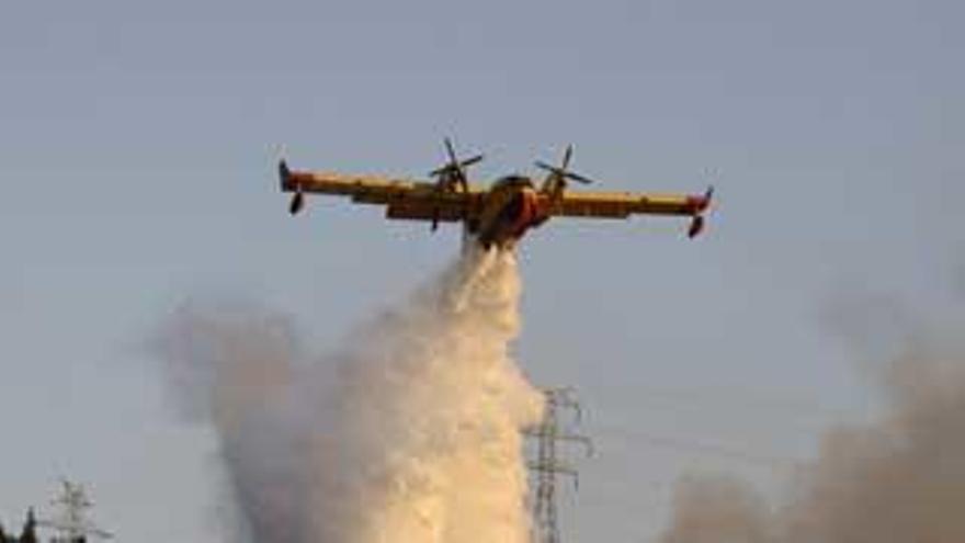 Un avión trabajando en labores de extinción en la Ribeira Sacra. // Brais Lorenzo