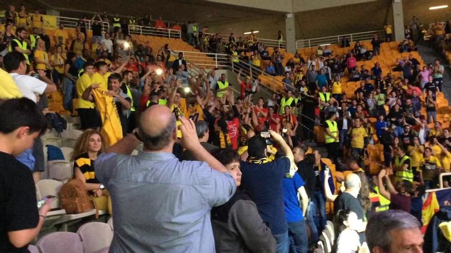 El UCAM CB celebra la victoria con su afición