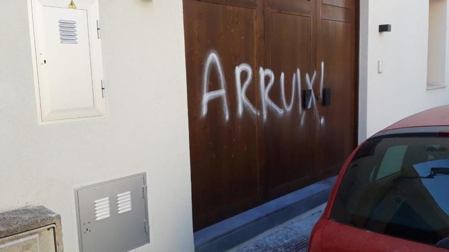 Aparecen pintadas contra las viviendas turísticas de Alzina Living en Son Espanyolet