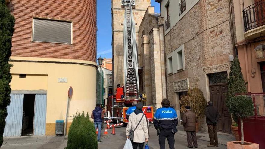 Una intervención de los bomberos por desprendimientos en San Vicente