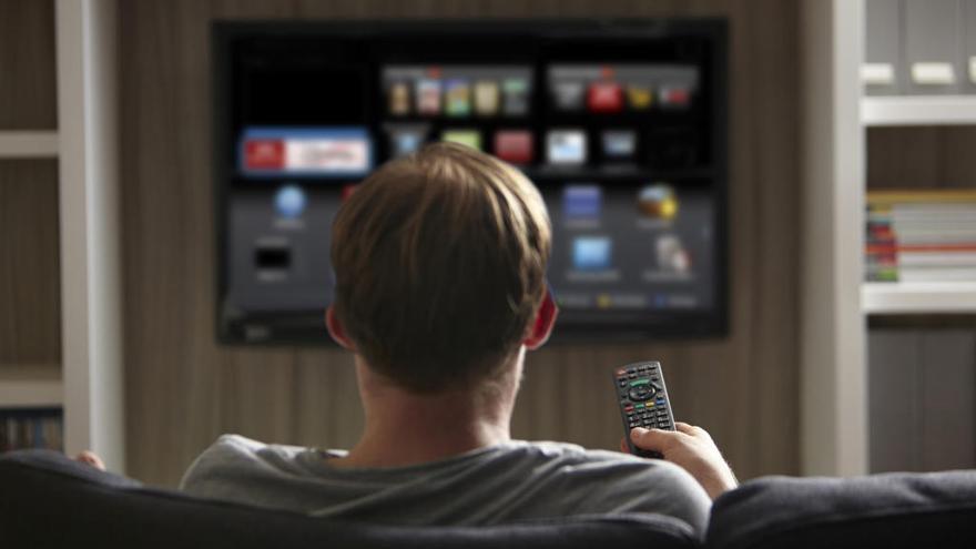 Un hombre, frente a una Smart TV.