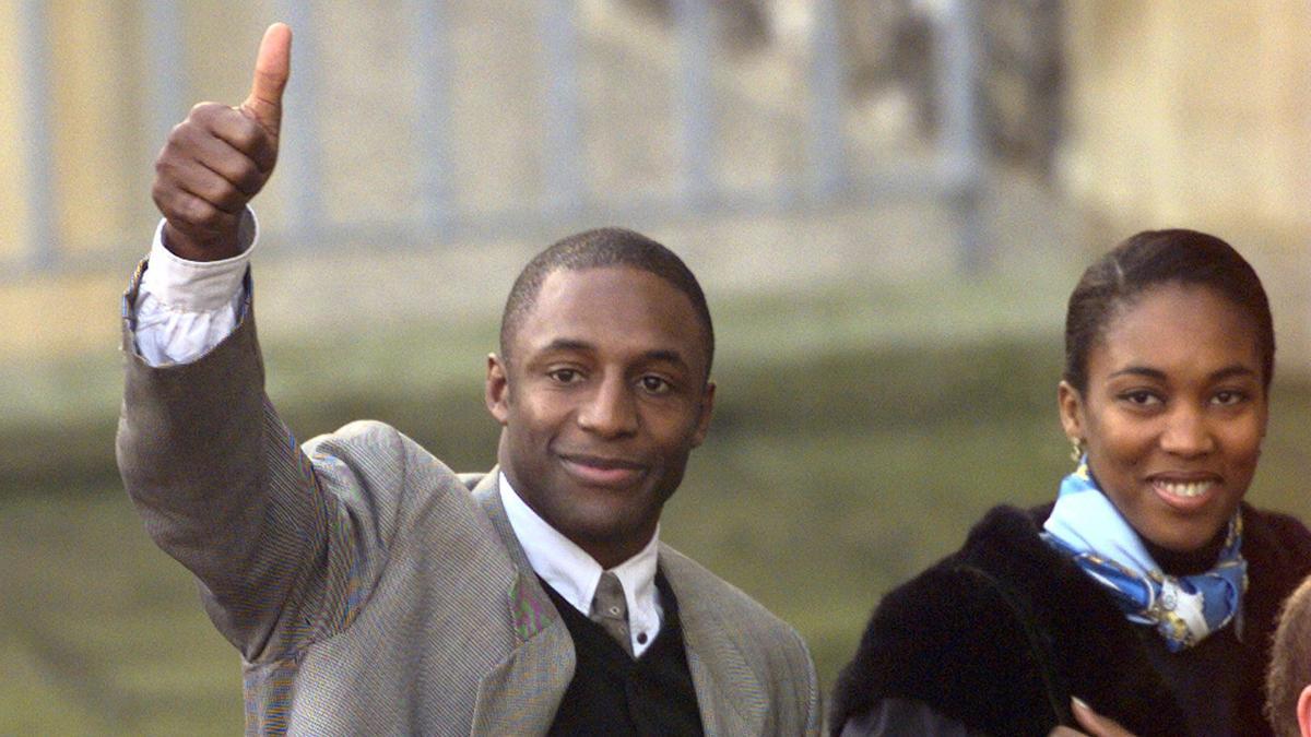 John Fashanu llega con su pareja Melissa al juzgado antes de un juicio por una presunta compra de partidos en 1997.